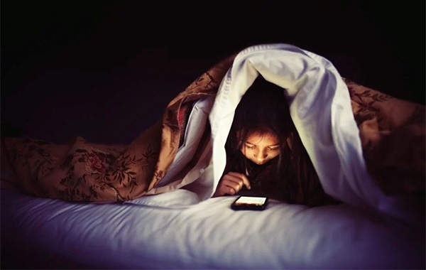 su-dung-smartphone-truoc-gio-ngu-gay-hai-the-nao-voi-suc-khoe-ban-1