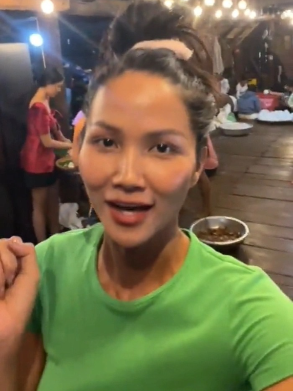 lien-tuc-bi-mang-vi-xue-xoa-hhen-nie-khong-dam-de-mat-moc-livestream-5d2ecea1-145e8841