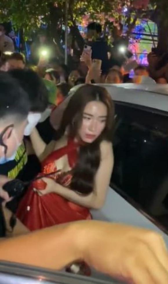 dan-mang-thuong-cho-canh-hoa-minzy-chat-vat-xach-vay-thoat-khoi-dam-dong-sau-khi-dien-ra-11-ngoisaovn-w600-h1012