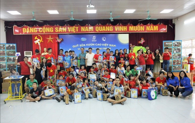 Các em nhỏ tại Trung tâm phục hồi chức năng Việt-Hàn đã có một buổi vui trung thu ấm áp và rộn ràng cùng Quỹ sữa Vươn cao Việt Nam và Vinamilk