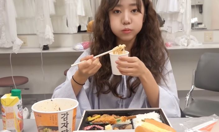 namjoo-apink-mukbang-4