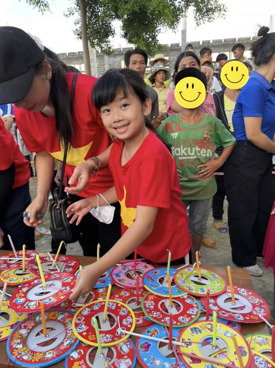 con-gai-mai-phuong-di-lam-tu-thien-don-trung-thu-o-vung-cao-0d0c0daa