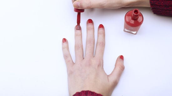 550px-nowatermark-Dry-Nail-Polish-Quickly-Step-1-Version-6