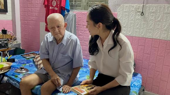 hoa-hau-mai-phuong-den-tham-ns-mac-can-con-cham-soc-giup-do-theo-cach-gian-di-nhung-am-ap-5-ngoisaovn-w2048-h1152