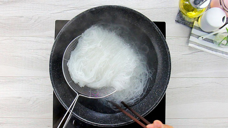 cach-lam-mien-xao-tom-thom-ngon-don-gian-cho-bua--9