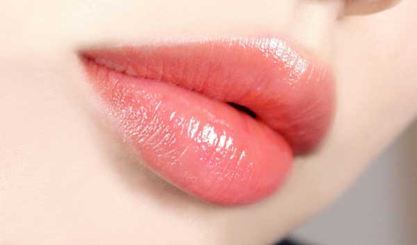 cach-duong-moi-tu-nhien-cho-doi-moi-cang-bong-mem-min-hinh-anh-cach-duong-moi-hong-tu-nhien-tai-nha-1