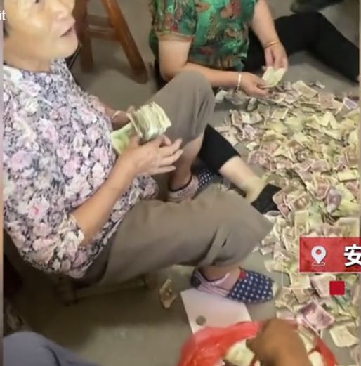cu-ong-qua-doi-de-lai-ca-tu-tien-khien-con-chau-dem-moi-tay-van=chua-het_2