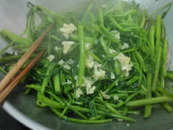 meo-xao-rau-muong-03
