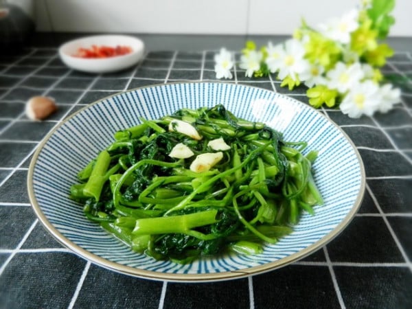 meo-xao-rau-muong-04