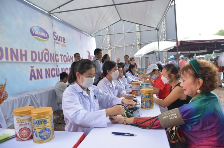 Các bác sĩ của trung tâm dinh dưỡng Vinamilk đo khám, tư vấn sức khỏe và chế độ dinh dưỡng cho người cao tuổi tham gia chương trình