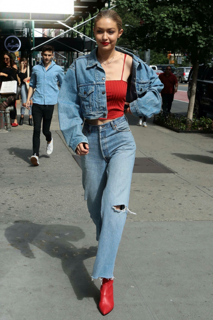 denim-on-denim-cach-phoi-do-cung-quan-ong-rong-gigi-hadid-splash-news