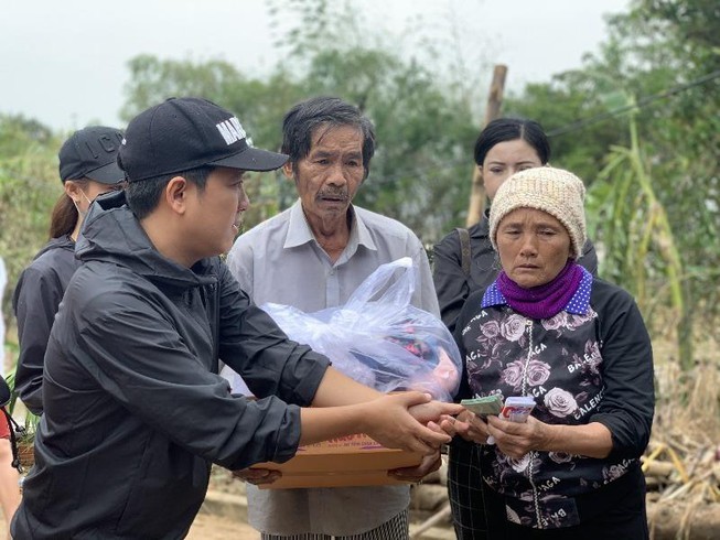 truong-giang-mot-minh-ve-quang-nam-ho-tro-hon-300-trieu-cho-nguoi-dan-a3497afb