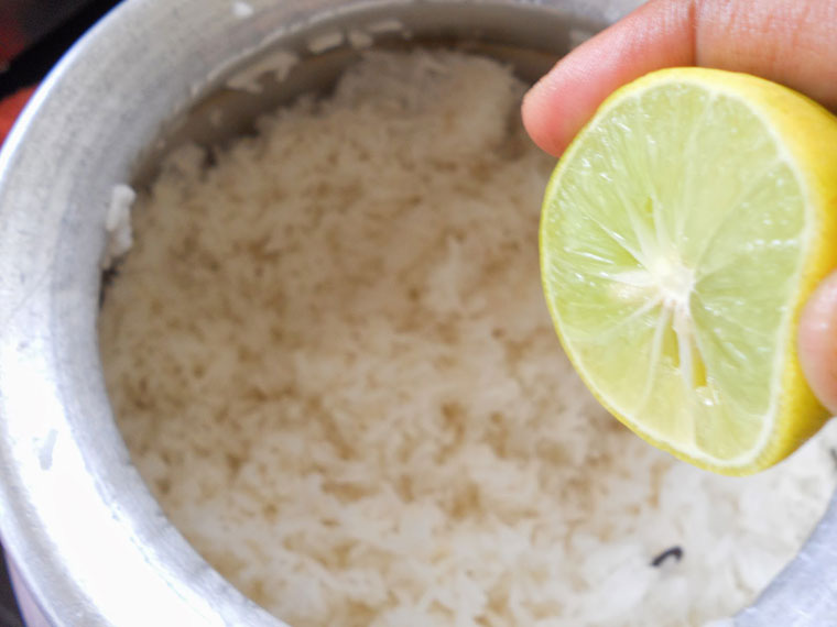 Vắt miếng chanh vào nồi cơm lợi gì?