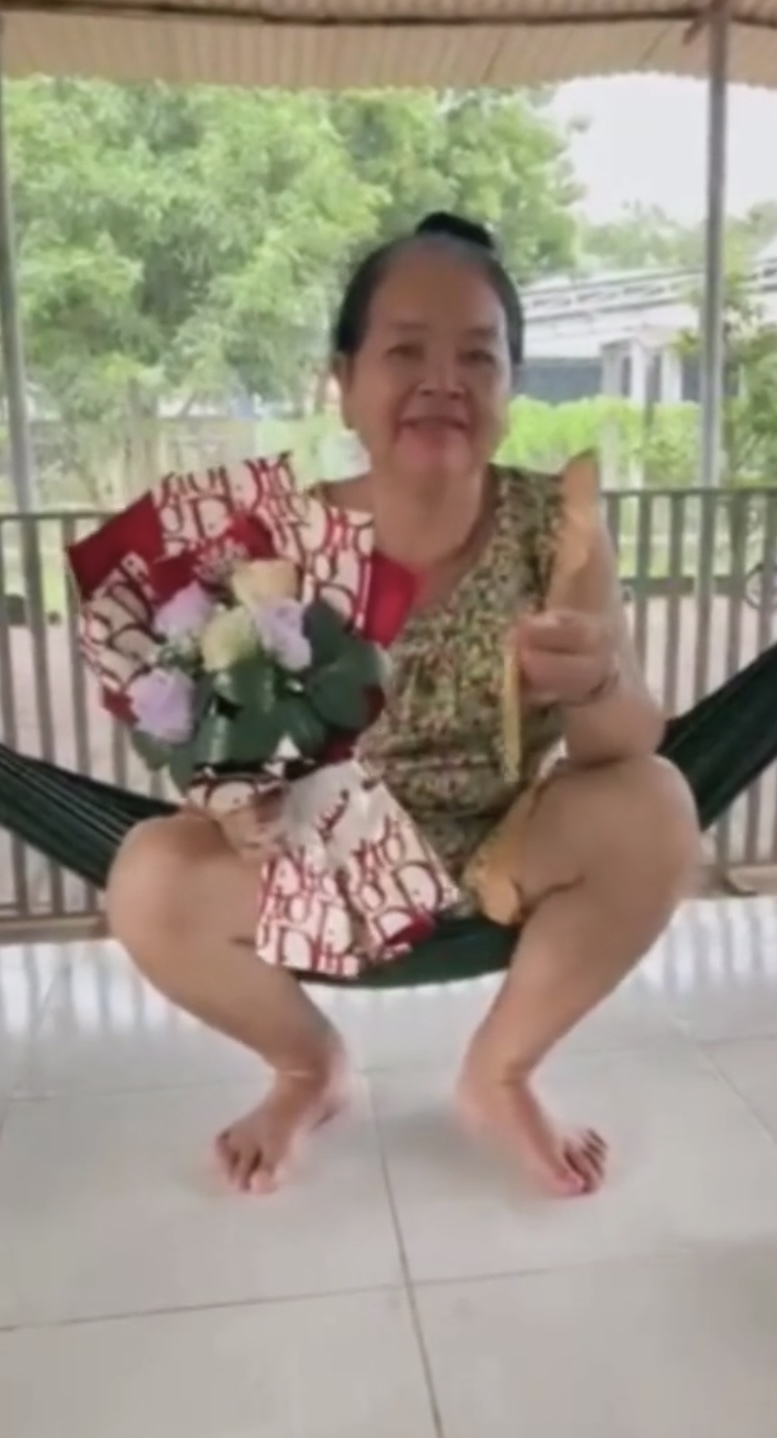 me-ruot-ngoc-chau-sung-tuc-nhan-vang-tu-con-gai-sau-thoi-gian-vat-va-96c3bd93