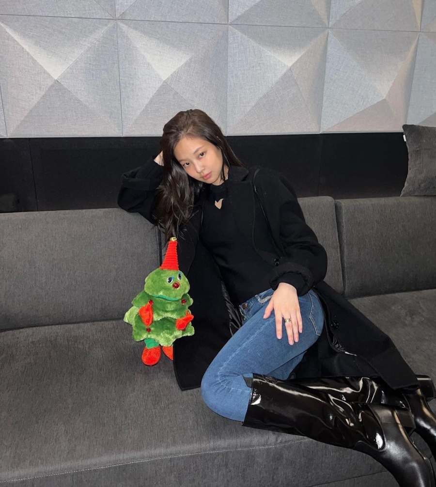 22152846-blackpink-jennie-skinny-jeans-knee-high-boots-cover-1080x1206-3298