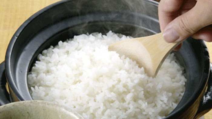 dung-nuoc-nong-hay-lanh-nau-com