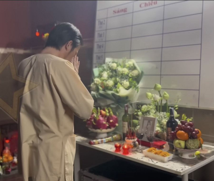 hoai-linh-lan-dau-den-thap-huong-cho-co-ca-si-phi-nhung-0f3dbf6f