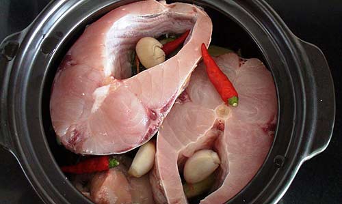 kho-ca-dung-chi-cho-mam-voi-duong-cho-them-thu-nay-dam-bao-noi-ca-kho-thom-ngon-chac-thit-khong-bi-tanh_6