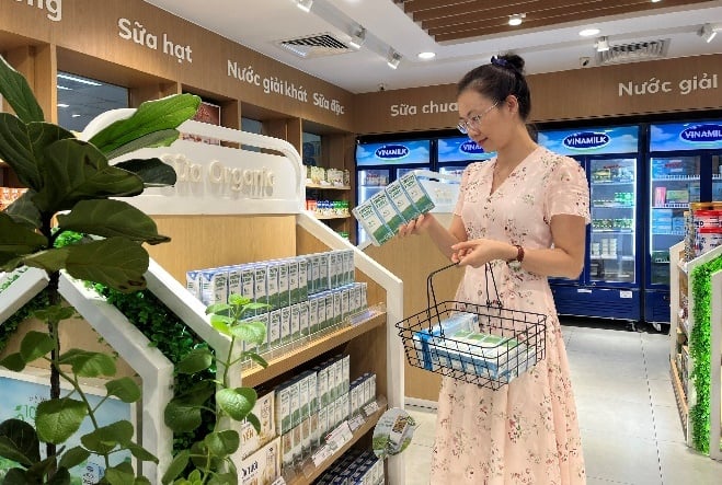 Sản phẩm Sữa tươi Vinamilk Green Farm với thiết kế bao bì mới, thể hiện các khía cạnh phát triển bền vững để truyền tải đến người tiêu dùng