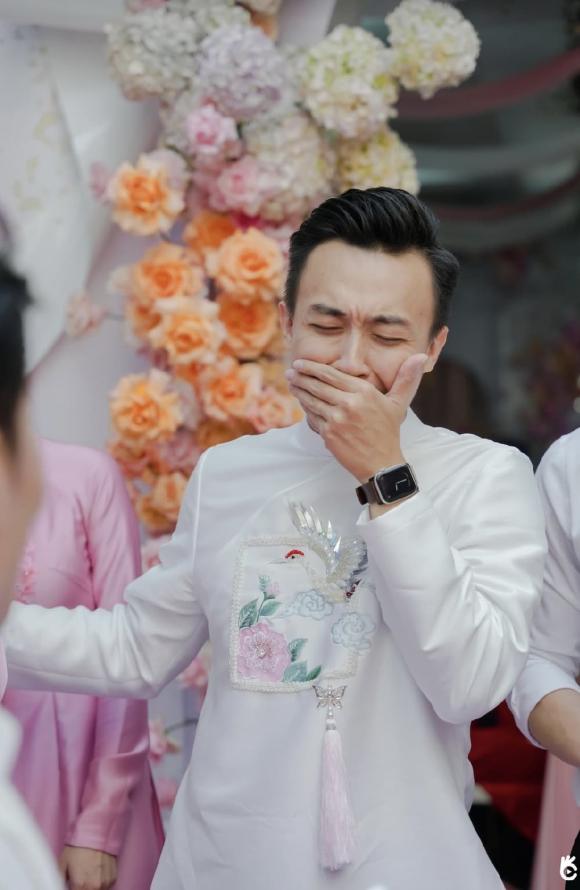 full-anh-hd-lung-linh-ngay-vu-quy-cua-hh-le-au-ngan-anh-co-dau-chu-re-hon-nhau-dam-duoi-15-ngoisaovn-w1000-h1536