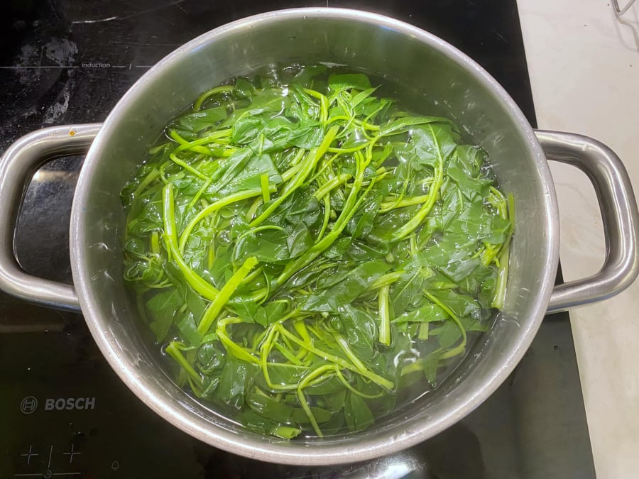 luoc-rau-muong-dung-cho-ngay-vao-noi-cho-them-thu-nay-rau-gion-ngon-xanh-khong-bi-tham-den_3
