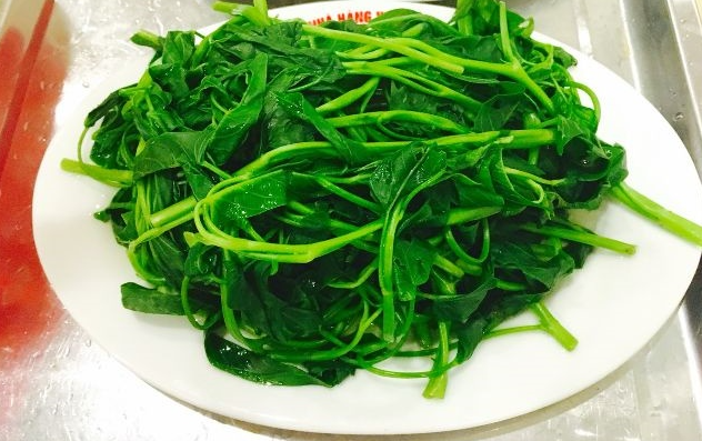 luoc-rau-muong-dung-cho-ngay-vao-noi-cho-them-thu-nay-rau-gion-ngon-xanh-khong-bi-tham-den_4