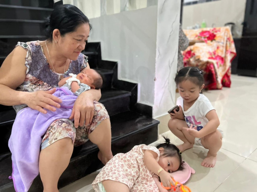 me-vo-le-duong-bao-lam-mot-nach-cham-3-chau-con-re-an-tam-di-lam-61e657e5