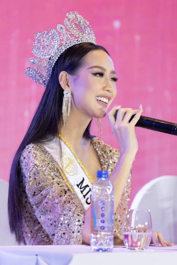 bao-ngoc-dap-gat-khi-bi-noi-khong-xung-dang-lam-giam-khao-hoa-hau-viet-nam-2022-so-luon-tieng-anh-dan-mat-3-ngoisaovn-w600-h900