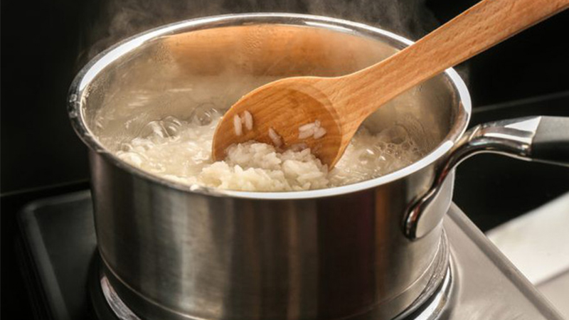 nau-com-bang-nuoc-lanh-loi-sai-so-dang-mac-phai-nhung-chang-ai-chiu-thay-doi-1