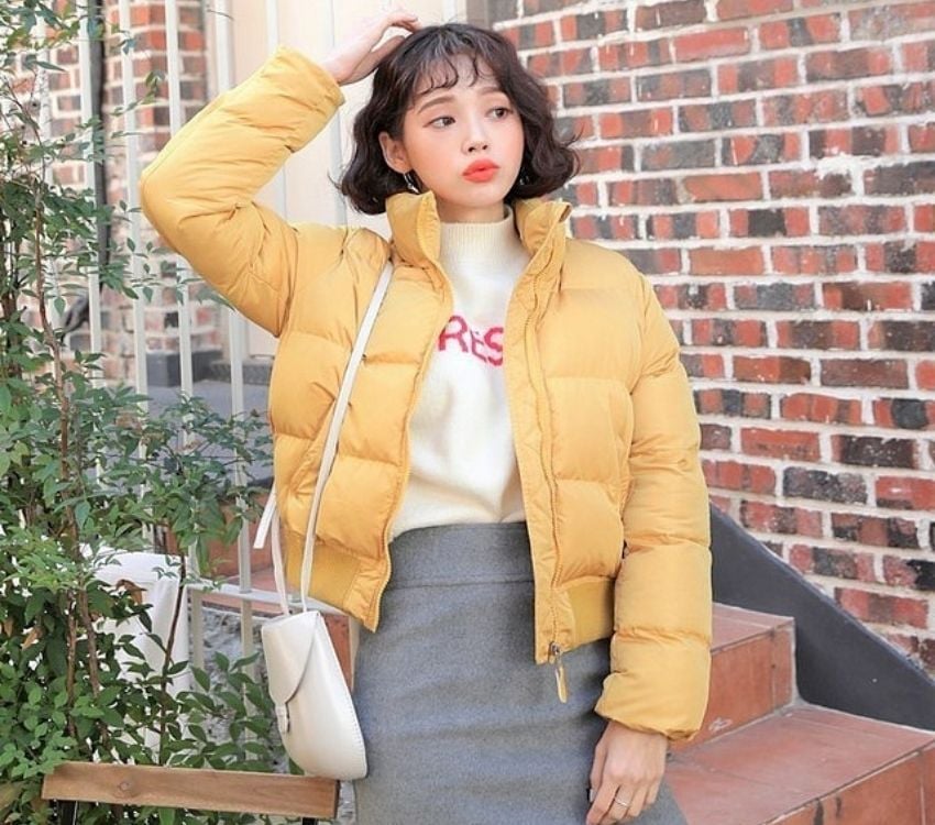Áo phao có khả năng giữ ấm hiệu quả, mix áo phao với áo giữ nhiệt, chân váy là đã có set đồ trẻ trung trong mùa lạnh