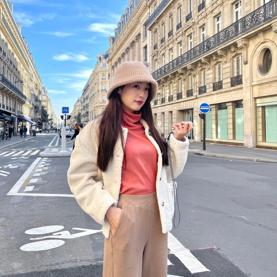 Áo giữ nhiệt giúp giữ ấm hiệu quả, nếu theo phong cách thời trang năng động, bạn có thể chọn những mẫu áo giữ nhiệt màu sắc để thêm phần thu hút