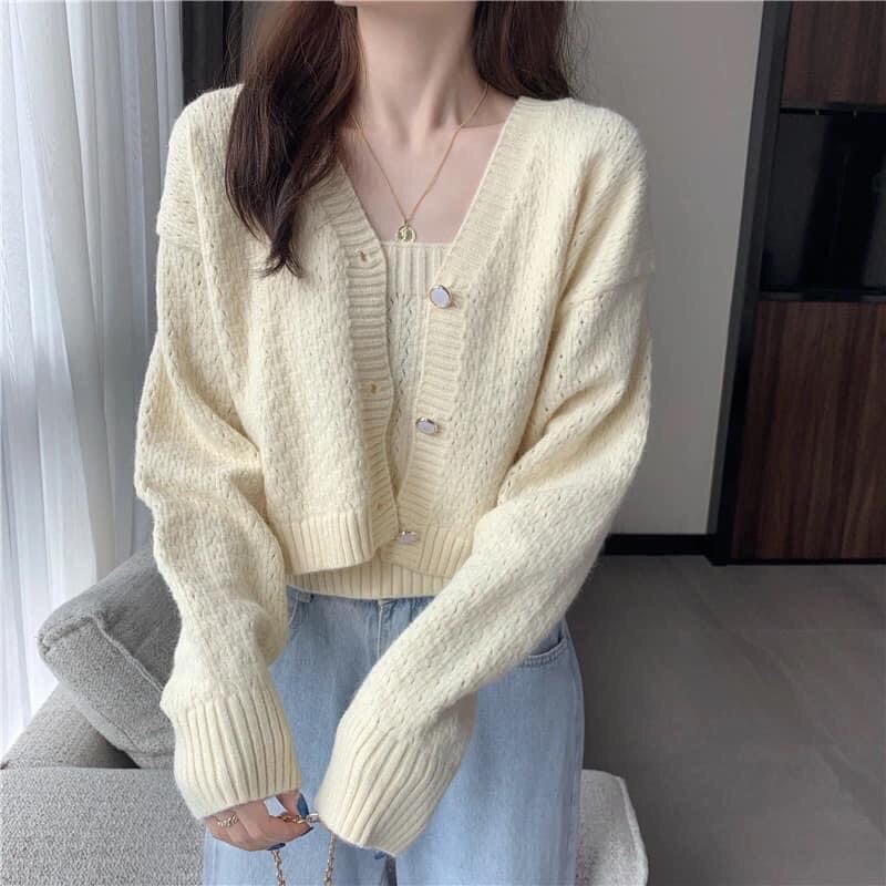 Một chiếc áo len mỏng chính là item không thể thiếu trong mùa lạnh, bạn đừng ngại làm mới style với những mẫu áo có tông màu tươi sáng, nổi bật