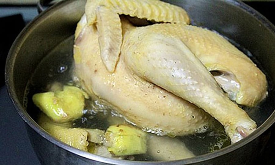 luoc-ga-dung-chi-cho-nuoc-la-chothem-thu-nay-thit-ga-ngon-ngot-thit-vang-ong-khong-bi-nut_2