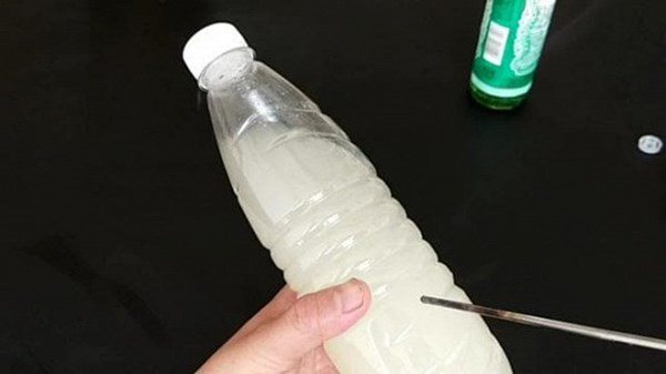 dat-chai-nuoc-vao-bon-cau-01