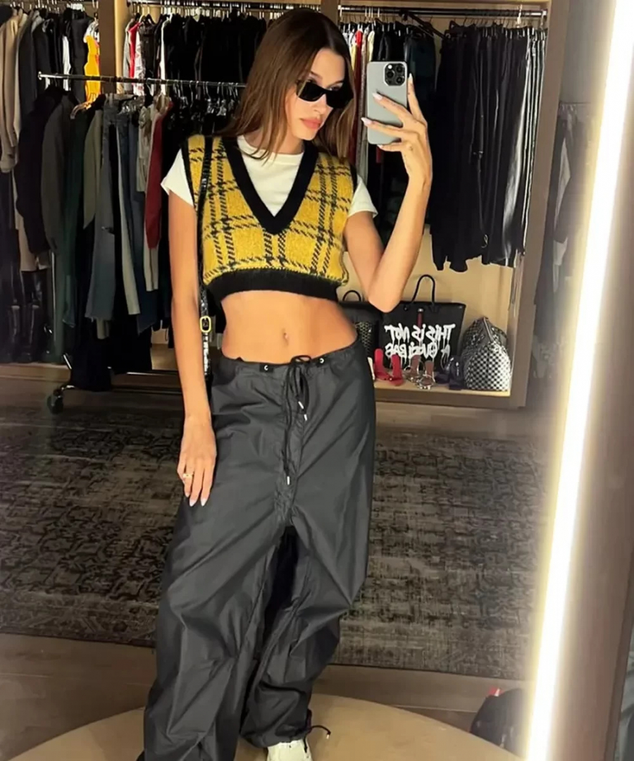 hailey-bieber-dien-ao-gile-va-quan-parachute (1)
