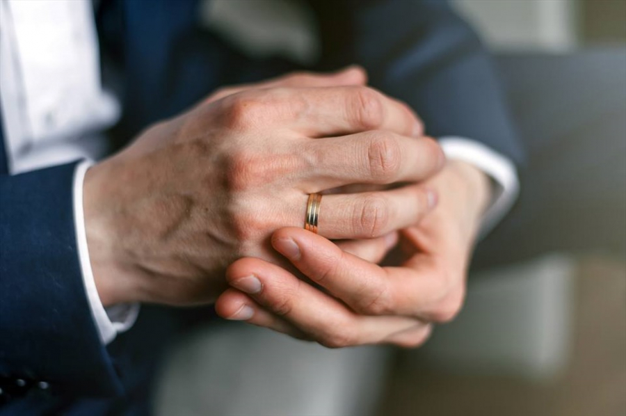 Hands-Groom-Engageme