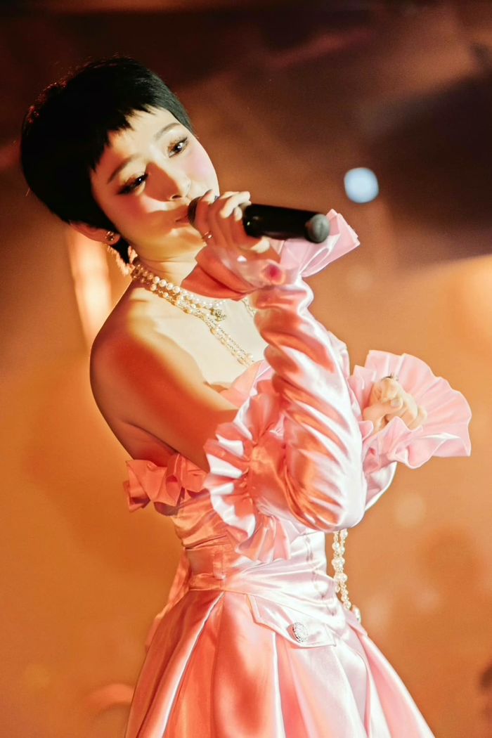 hien-ho-hiem-hoi-dien-lai-do-khoe-vai-tran-chuan-bup-be-song-080090