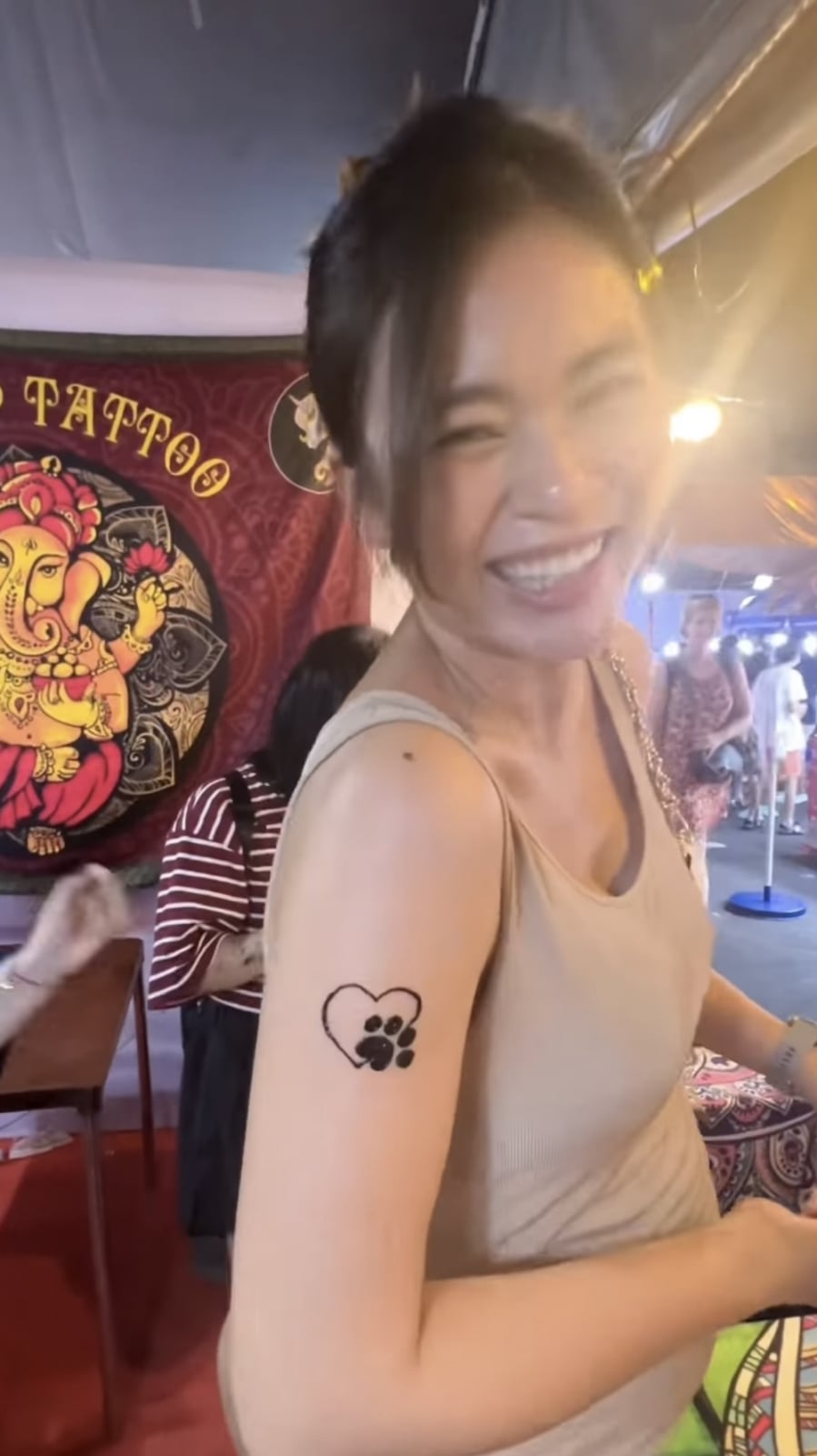 mau-thuy-bi-chong-dan-mat-khi-tau-hinh-xam-o-thang-thu-7-cua-thai-ky-af08bc6e