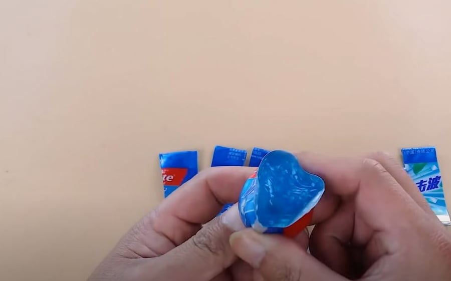 Bên trong tuýp kem đánh răng có thể vẫn còn một lượng lớn sản phẩm đủ cho bạn dùng vài lần trước khi mua tuýp mới.