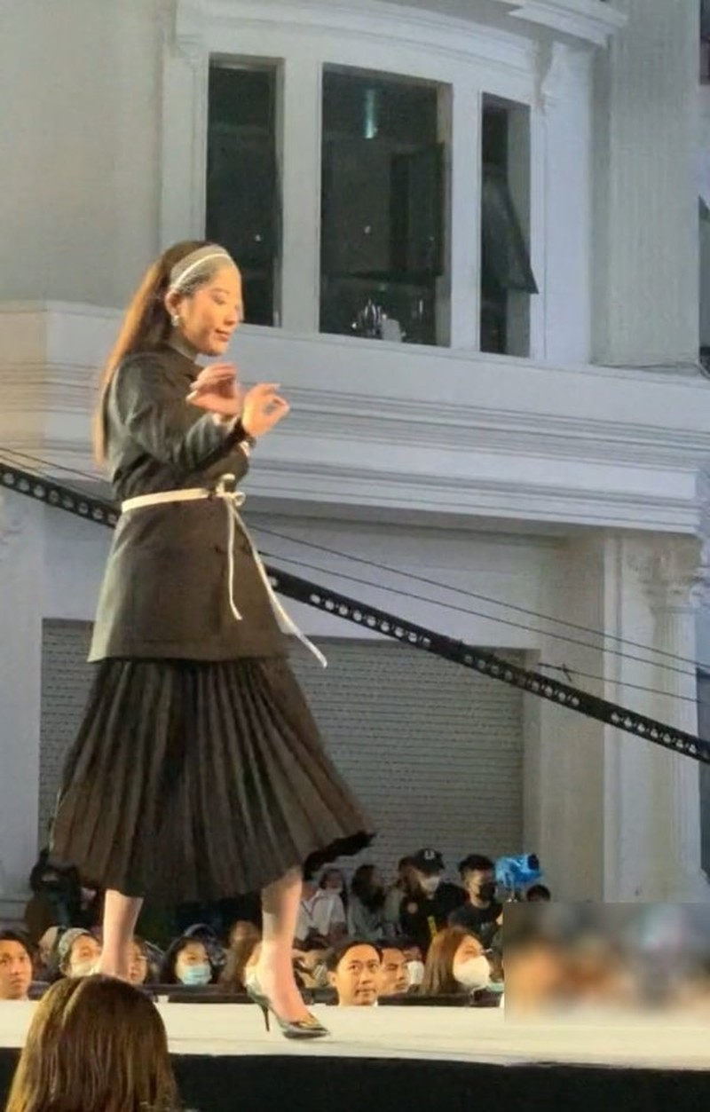 nam-em-va-nhung-lan-tao-net-khi-di-catwalk-tren-san-dien-hinh-4