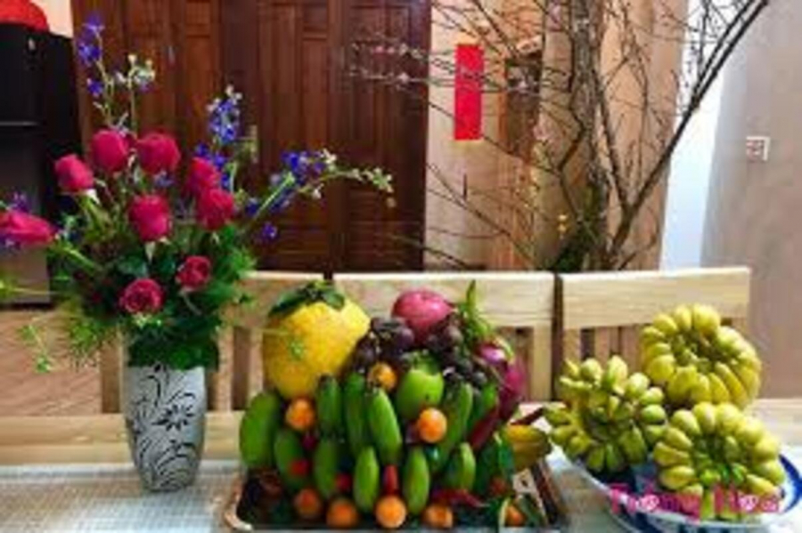 Cắm hoa cúng trên bàn thờ mấy bông