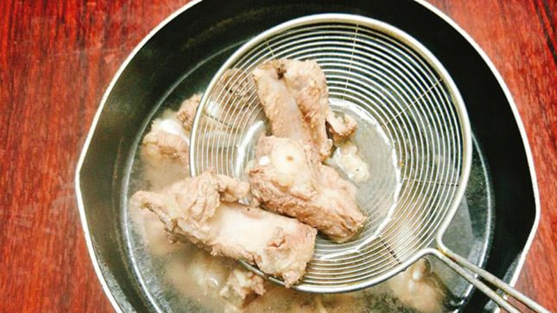 cach-nau-canh-suon-ngon-dung-chuan-nong-hoi-cho-ngay-se-lanh-2