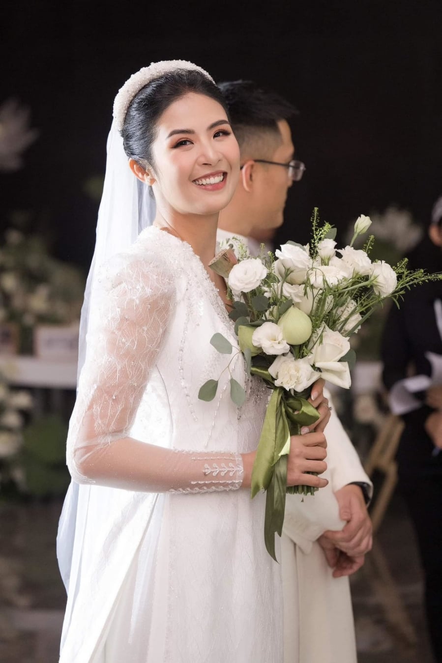 khoanh-khac-hen-uoc-xuc-dong-cua-ngoc-han-va-chong-trong-dam-cuoi-9c00c2f1