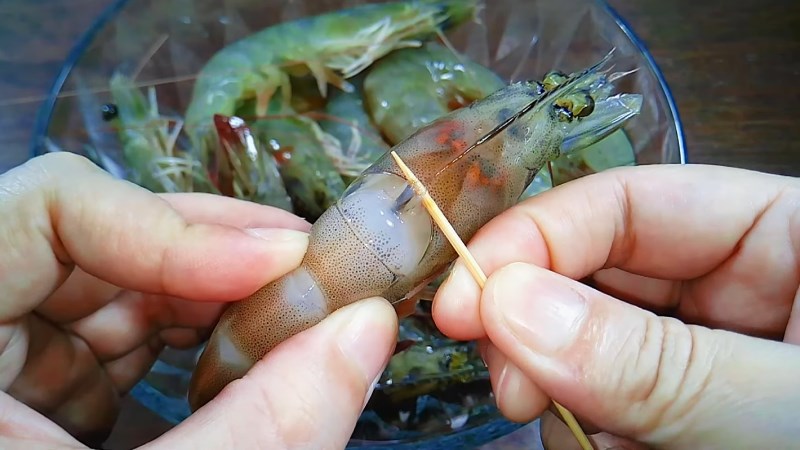 Có thể dùng tăm để lấy phần chỉ đen ở lưng tôm.