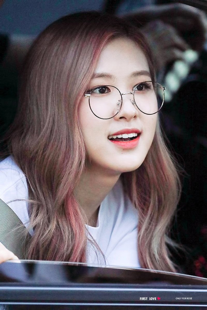 chon-kinh-can-cho-guong-mat-thuon-dai-rose-blackpink-first-love