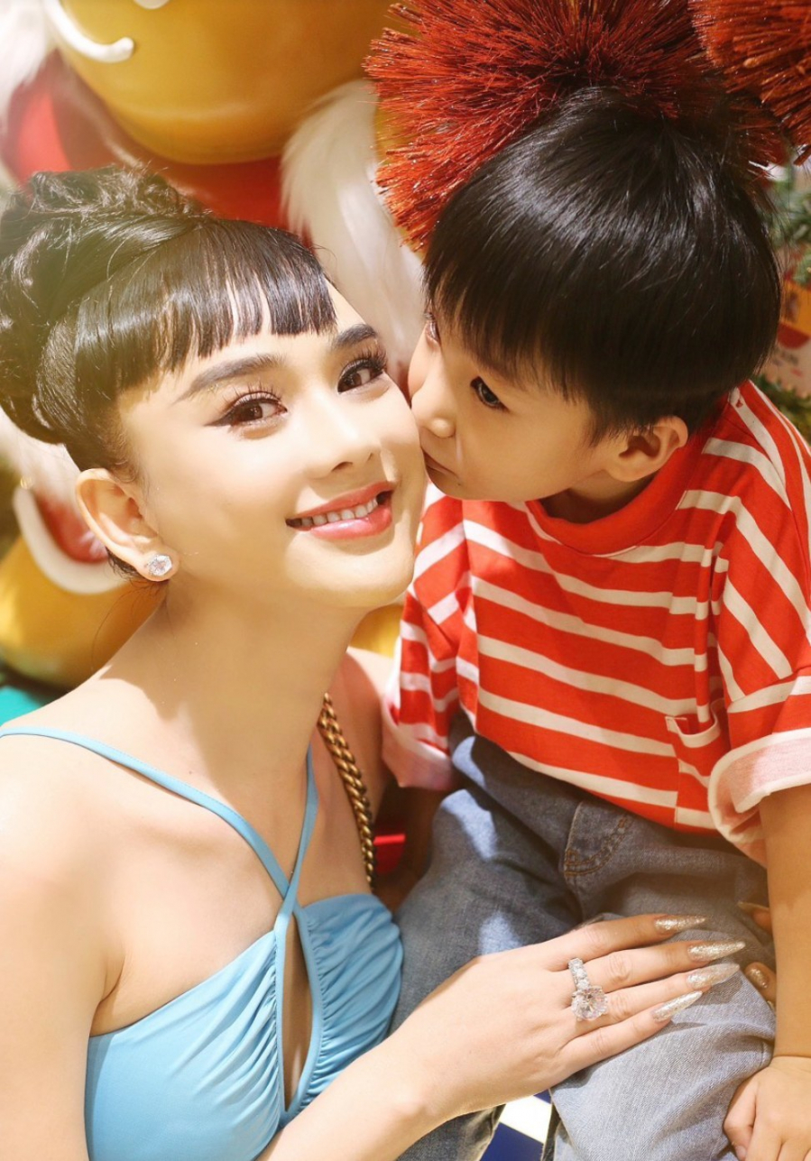 con-trai-lam-khanh-chi-thay-ba-quan-tam-me-hau-phau-thuat-giong-noi-c9bd6a12