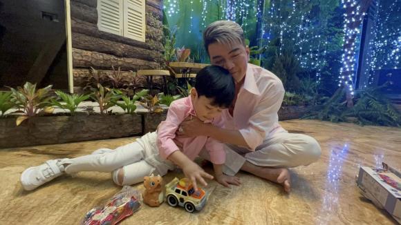 di-dien-nhung-khong-dua-quy-tu-theo-cung-dam-vinh-hung-bi-con-trai-doi-hon-22ba-khong-can-em-nua22-5-ngoisaovn-w2048-h1152