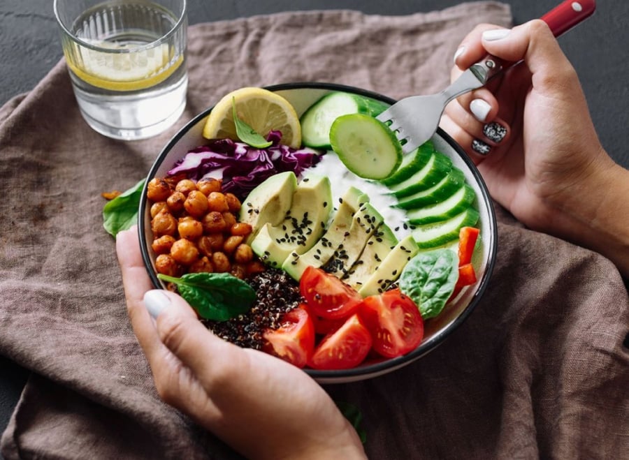 10woman-eating-healthy2_wgwi