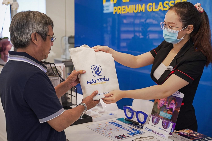 Là đại lý Essilor Việt Nam, nên Kính Hải Triều đầu tư không gian sang trọng để đáp ứng tiêu chuẩn trưng bày của hãng