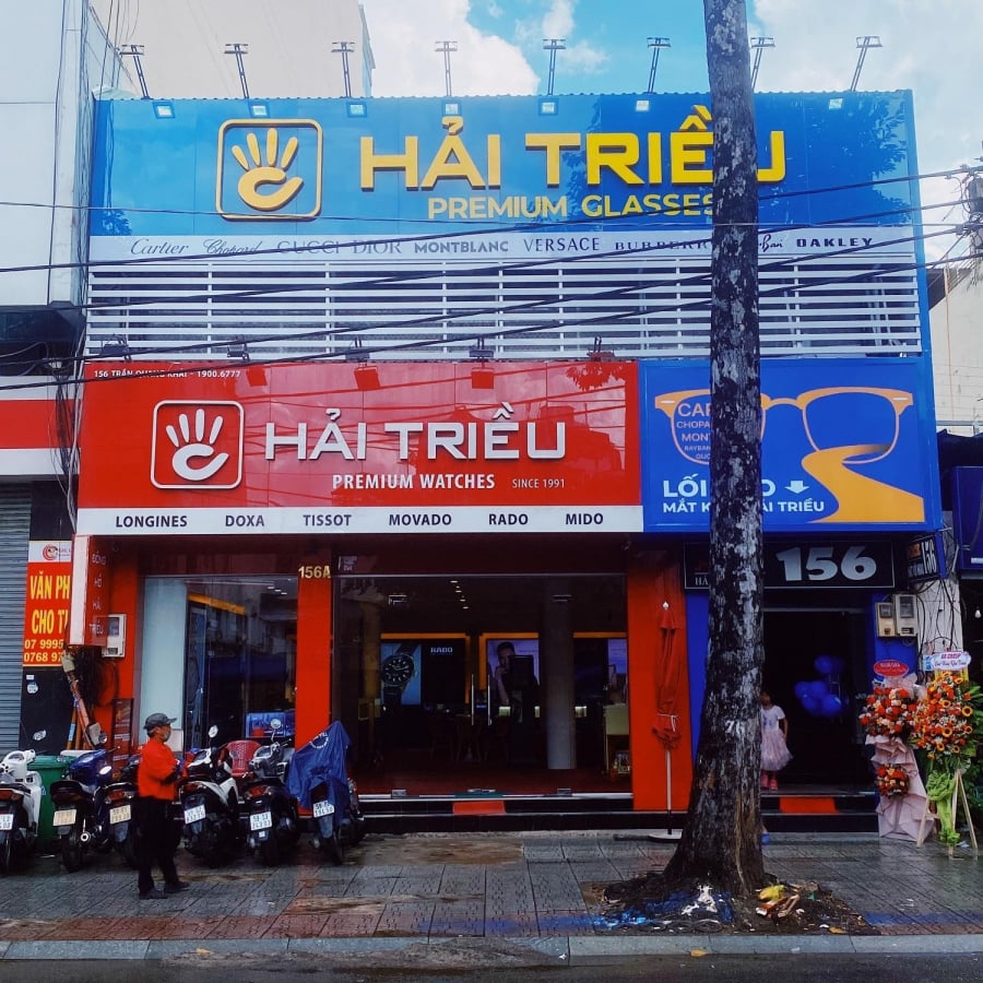 Quy trình đo mắt 12 bước theo tiêu chuẩn quốc tế tại Kính Hải Triều sử dụng các công nghệ hiện đại từ Essilor